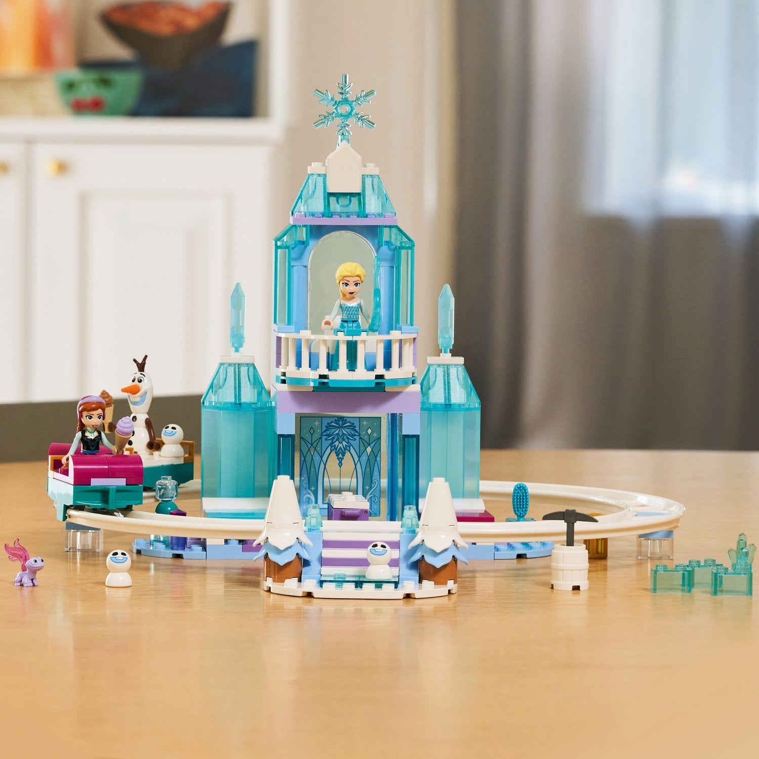 LEGO Disney - Le château de glace d'Elsa et l'aventure sur la neige 43281