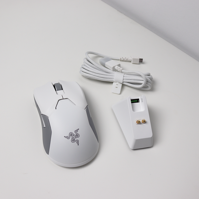 Razer Viper Ultimate et station d'accueil RGB (Razer Renewed)